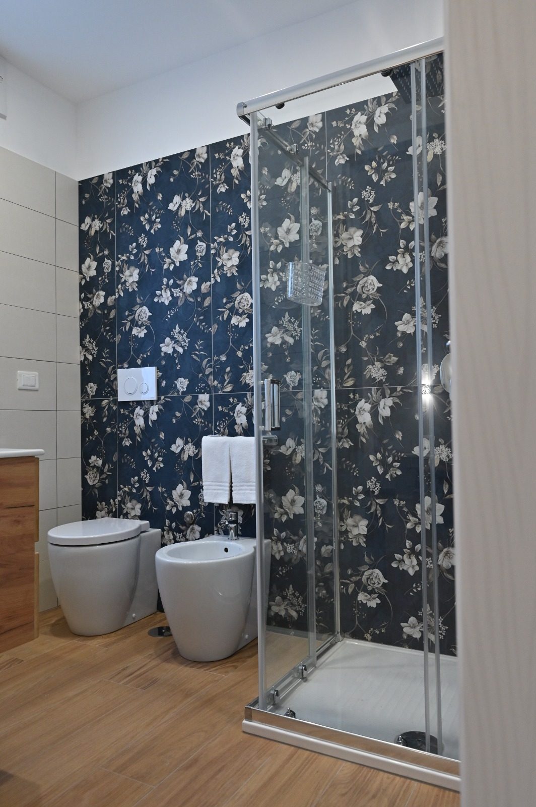 Camera Girasole — bagno con doccia e piastrelle floreali blu, B&B Villa Grazia